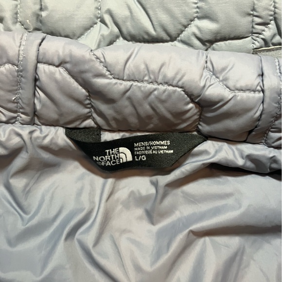 The North Face Men’s Jacket Coat Light Gray Quilted Puffer Lightweight Like New - Picture 2 of 8